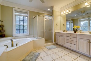 Combined shower/tub, hair dryer, towels