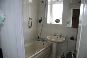 Ensemble douche/baignoire, sĂšche-cheveux, serviettes fournies