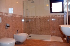 Appartamento, balcone | Bagno | Doccia, asciugacapelli, asciugamani, carta igienica