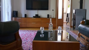 Appartement, balcon | Salle de séjour | Téléviseur à écran plat, lecteur de DVD