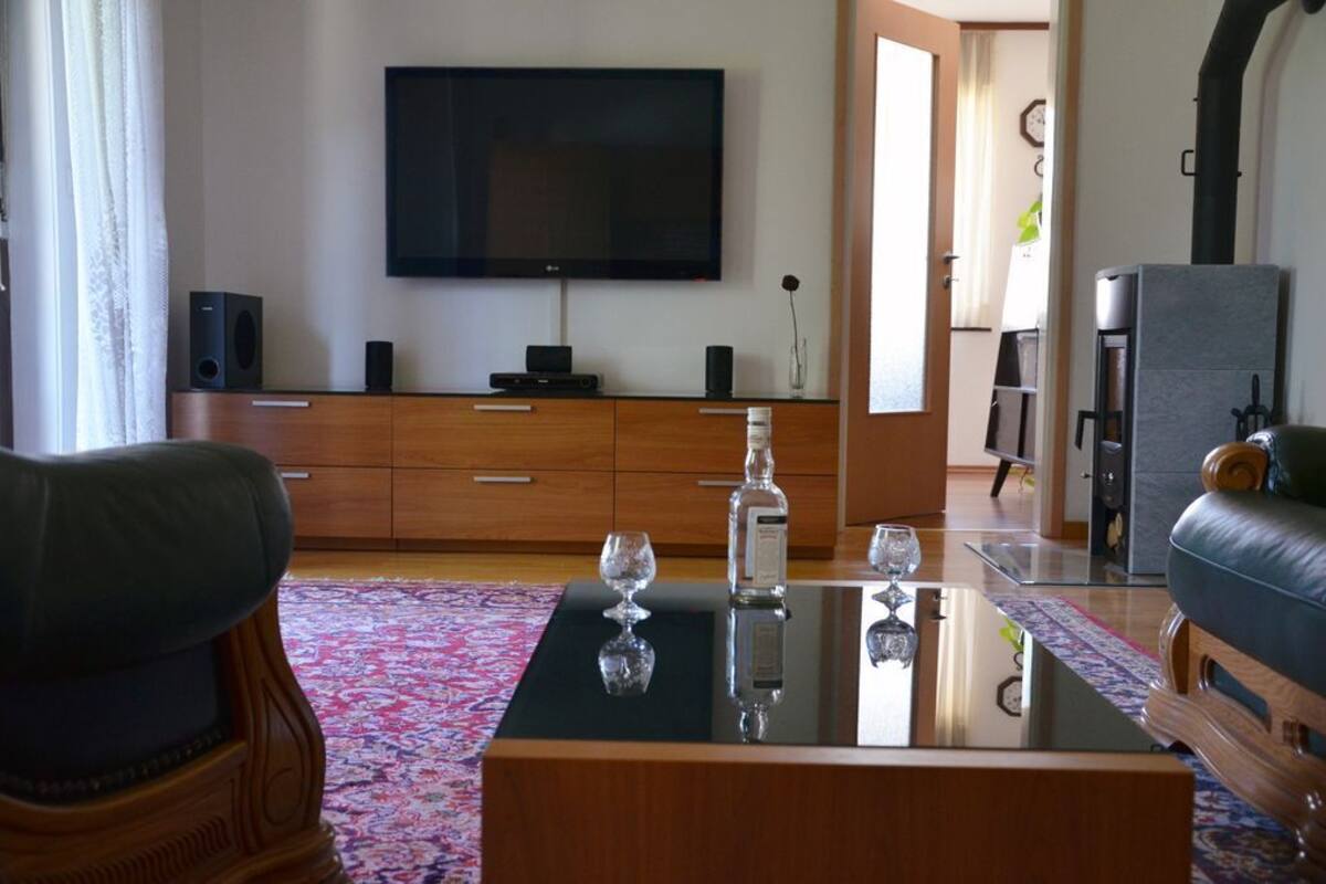 Apartamento, balcón | Sala de estar | Una televisión de pantalla plana, un reproductor de DVD