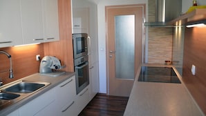 Appartement, balcon | Cuisine privée | Réfrigérateur, four à micro-ondes, un four, surface de cuisson
