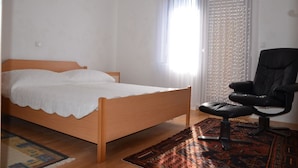 Appartement, balcon | Bureau, accès au Wi-Fi (inclus), literie fournie