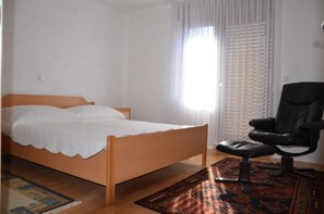 Appartamento, balcone | Una scrivania, Wi-Fi gratuito, lenzuola