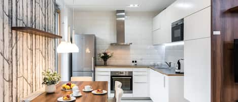 Deluxe-Apartment (Lubicz - 105) | Eigene Küche | Kühlschrank, Mikrowelle, Herdplatte, Wasserkocher mit Kaffee-/Teezubehör