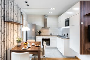 Deluxe-Apartment (Lubicz - 105) | Eigene Küche | Kühlschrank, Mikrowelle, Herdplatte, Wasserkocher mit Kaffee-/Teezubehör