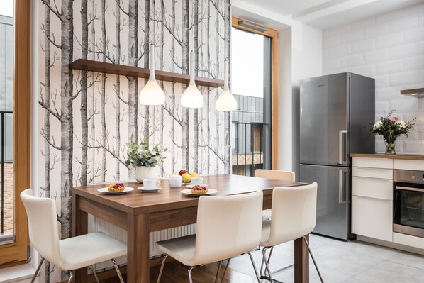 Departamento Deluxe (Lubicz - 105) | Cocina privada | Refrigerador, microondas, parrilla de estufa y cafetera y tetera 