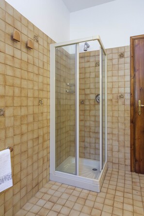 Doccia, asciugacapelli, bidet, asciugamani