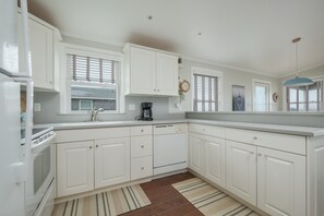 Køleskab, mikrobølgeovn, ovn, kogeplade