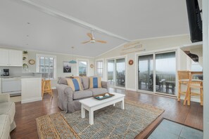 Televisión de pantalla plana y chimenea 