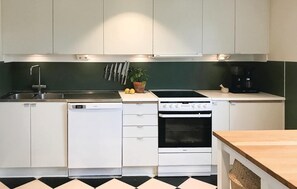 Réfrigérateur, four à micro-ondes, surface de cuisson, lave-vaisselle