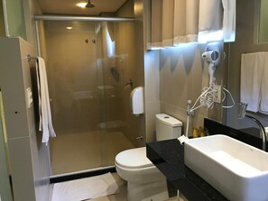 Shower, free toiletries, towels - Scenarium Hotel (Jaboatão dos Guararapes)