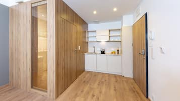 Superior Studio Suite | Private kitchen | Stovetop, coffee/tea maker, electric kettle, cookware/dishes/utensils