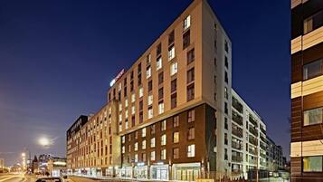 Façana frontal de l'allotjament (vespre/nit)