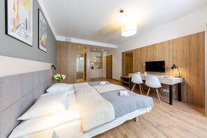 Suite estudio superior | Escritorio, espacio para trabajar con laptop y insonorización