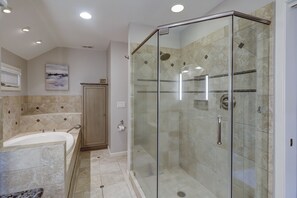 Badewanne, Haartrockner, Handtücher