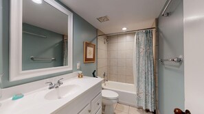 Combined shower/tub, hair dryer, towels