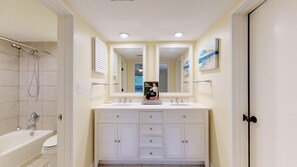 Combined shower/bathtub, hair dryer, towels - Fantastic Fazio Villa with Golf Course View! (Hilton Head)