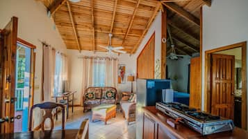 2 kamar tidur, seprai premium, bantalan ekstra lembut, dan brankas