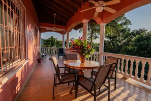 Terrace/patio - Seaside Inn (Roatan)