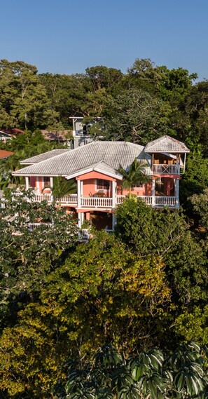 Front of property - Seaside Inn (Roatan)