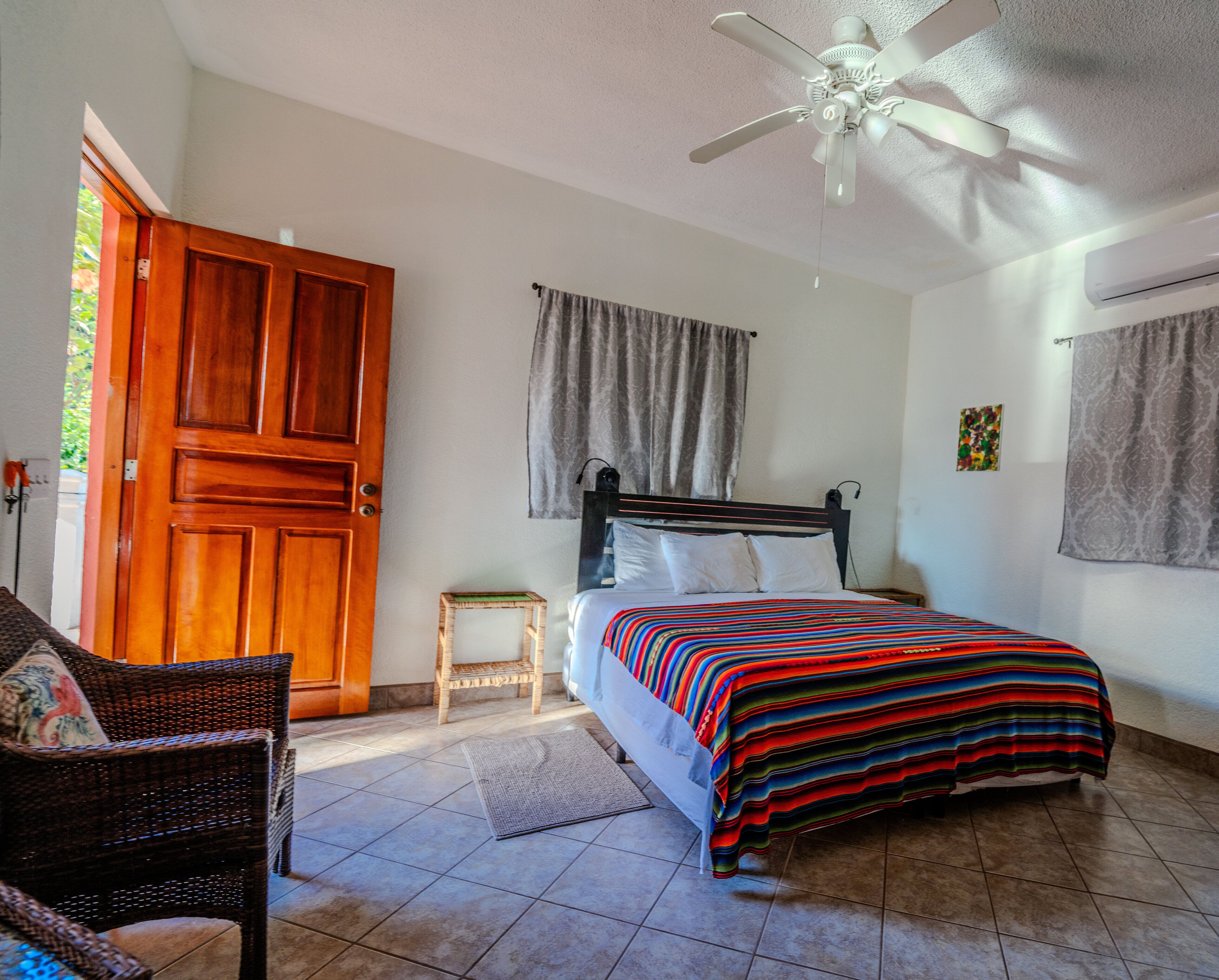 고급 침구, 필로우탑 침대, 객실 내 금고, 책상