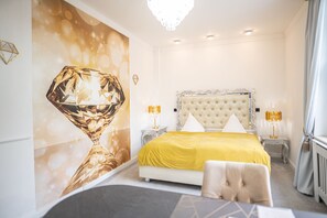 Deluxe Suite, Hot Tub (Golden) | Hypo-allergenic bedding, down comforters, minibar, in-room safe - Villa Bowdy (Niederzier)