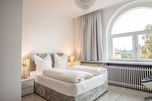 Hypo-allergenic bedding, down duvets, minibar, in-room safe - Villa Bowdy (Niederzier)