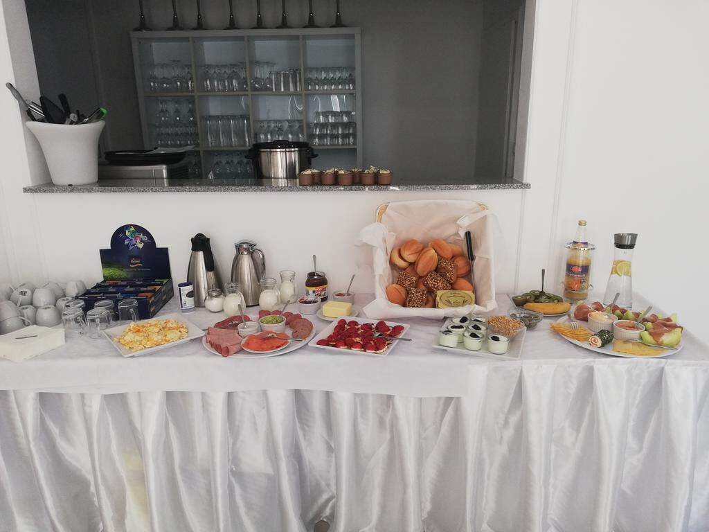 Daily continental breakfast (EUR 15 per person)