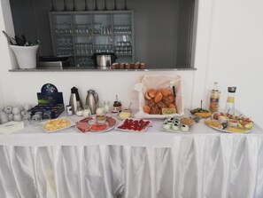Daily continental breakfast (EUR 15 per person) - Villa Bowdy (Niederzier)