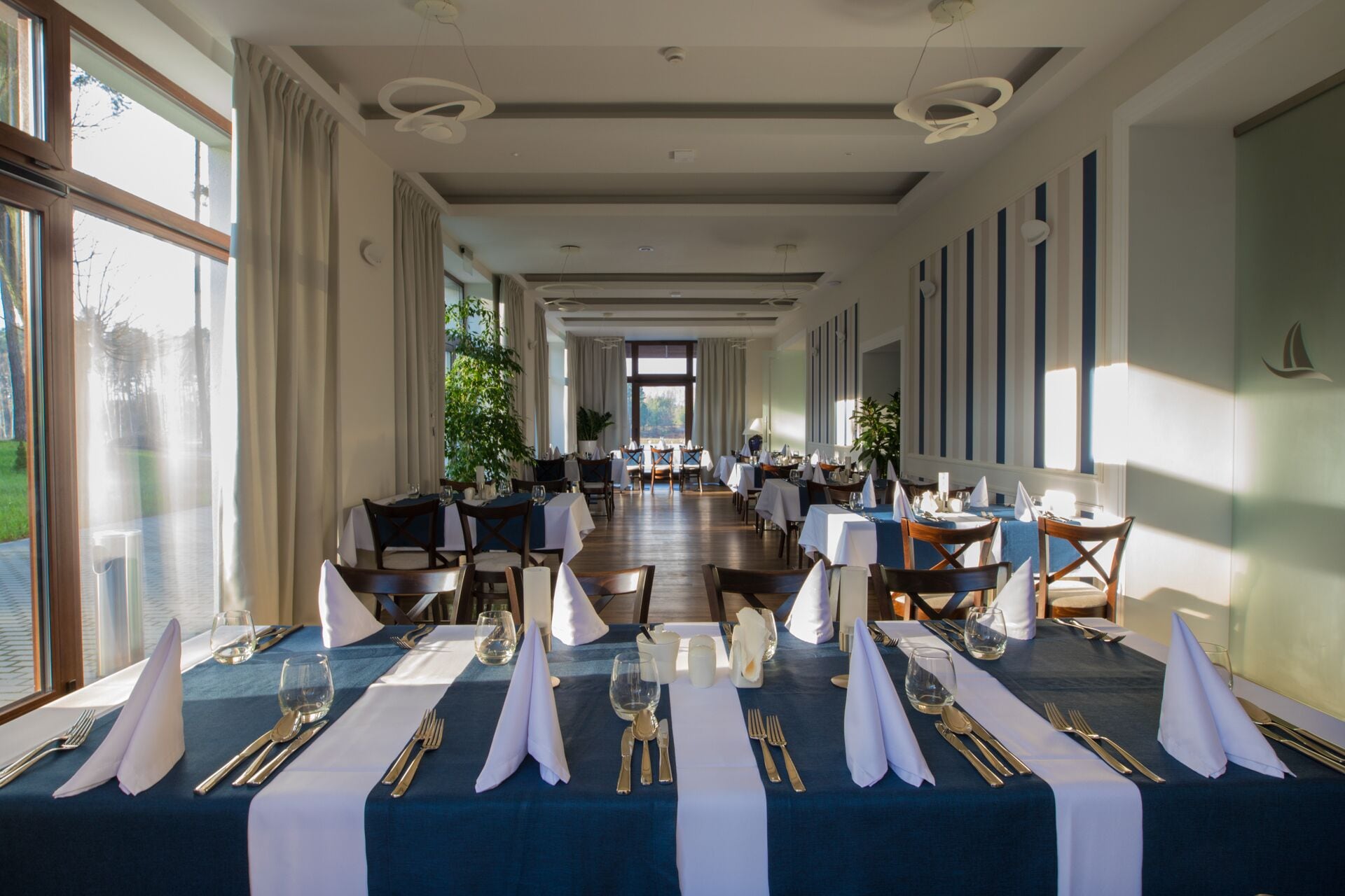 Phục vụ bữa sáng, bữa trưa và bữa tối 