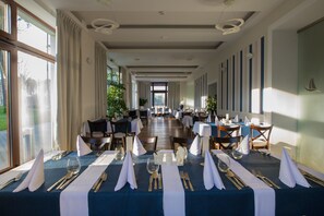 아침 식사, 점심 식사 및 저녁 식사 제공