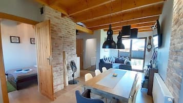 4 habitaciones, tabla de planchar con plancha y cuna de viaje