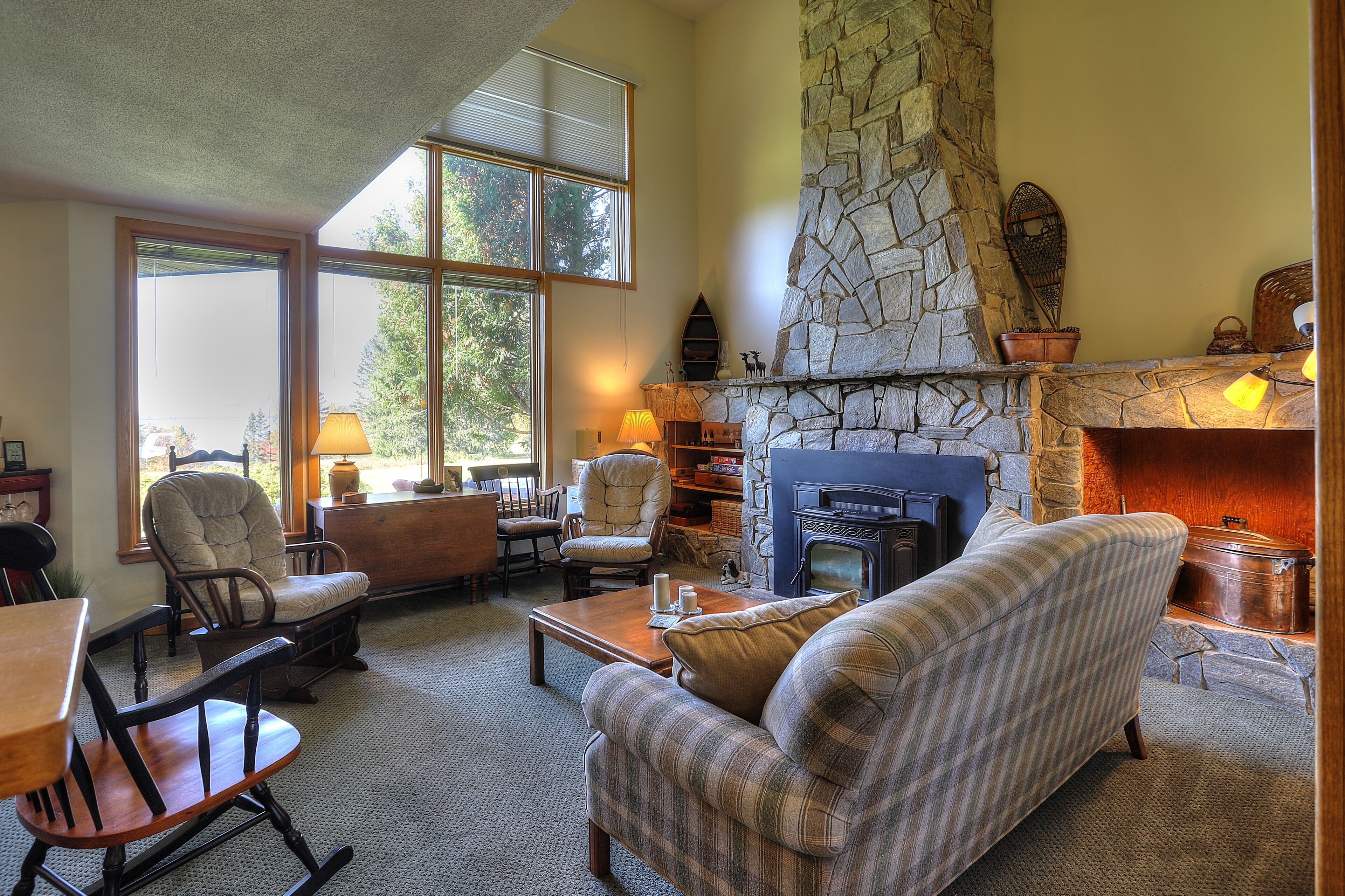 Télévision, cheminée, table de tennis de table