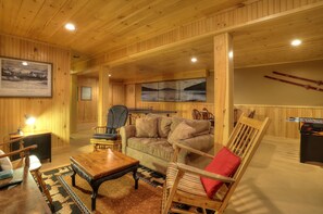 Een televisie, een open haard en een tafeltennistafel