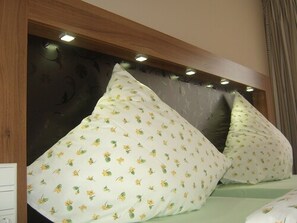 Double Room | Hypo-allergenic bedding, desk, free WiFi, bed sheets - Hotel Gasthof Stern (Mindelheim)