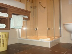 Double Room | Bathroom | Shower, free toiletries, hair dryer, towels - Hotel Gasthof Stern (Mindelheim)