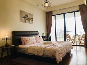 Studio Suite Premium | Trang trí khác biệt, trang bị nội thất với thiết kế riêng biệt, bàn 