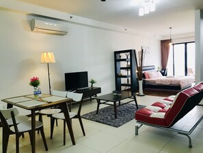 Studio Suite Premium | Khu phòng khách | Smart TV 50-inch có truyền hình kỹ thuật số, TV 