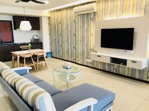 Living area - Luxury Seaview Studio by Little Cabin (George Town)