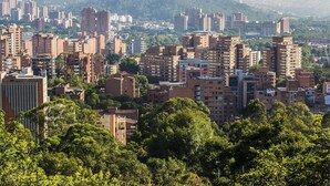 Una zona urbana densamente construida con edificios de gran altura y una combinación de estructuras residenciales y comerciales.