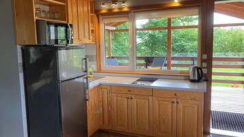 Køleskab, mikrobølgeovn, kogeplade, opvaskemaskine