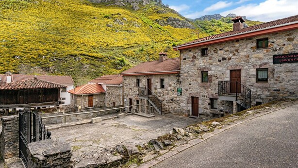Un bâtiment en pierre sur lequel on peut lire l’inscription : « APPARTEMENT LORENCE ».