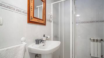 Ducha, bidet, toallas, jabón