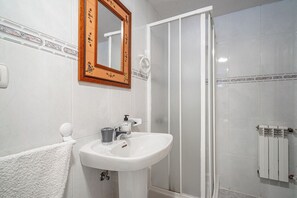 Dusche, Bidet, Handtücher, Seife