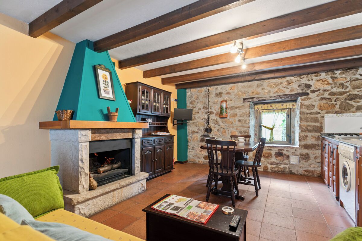 Televisión y chimenea 