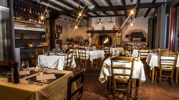 Déjeuner et dßner servis sur place, spécialités Cuisine locale