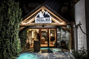 Fachada da propriedade à noite