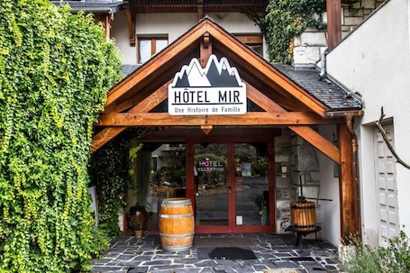 Entrada de la propiedad. Hotel Mir