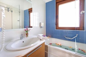 Bathtub, jetted bath, hair dryer - Holiday home in Kiotari with a terrace (Kiotari)